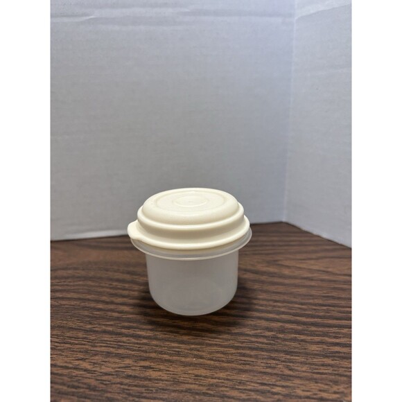 Rubbermaid Servin Saver Round Container 1/2Cup Almond Lid - Picture 1 of 6
